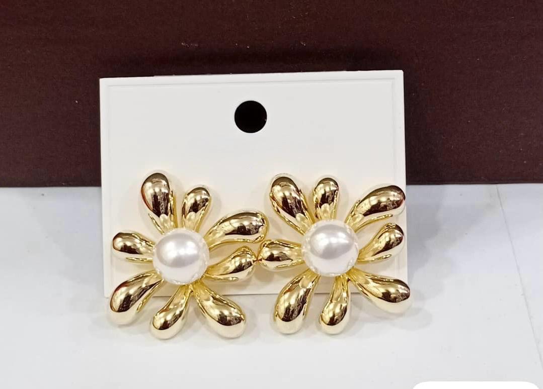 Vintage Daisy Design Stud Earrings with Faux Pearl